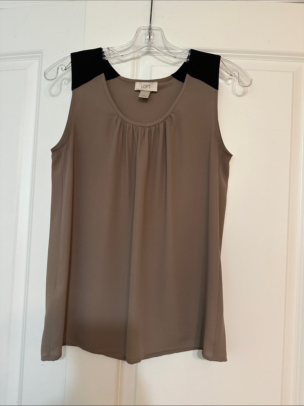 Sz XS LOFT sleeveless blouse brown body with contrasting black shoulder panels.